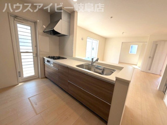 【キッチン】 | 各務原市川島小網町新築建売全4棟！お車スペース3台可能！長期優良住宅！耐震等級3・住宅性能評価書取得 | 各務原市川島小網町新築建売全4棟！お車スペース3台可能！長期優良住宅！耐震等級3・住宅性能評価書取得！