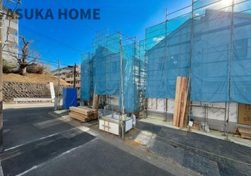 横浜市戸塚区平戸町の前面道路含む現地写真|玄関周りの様子です。