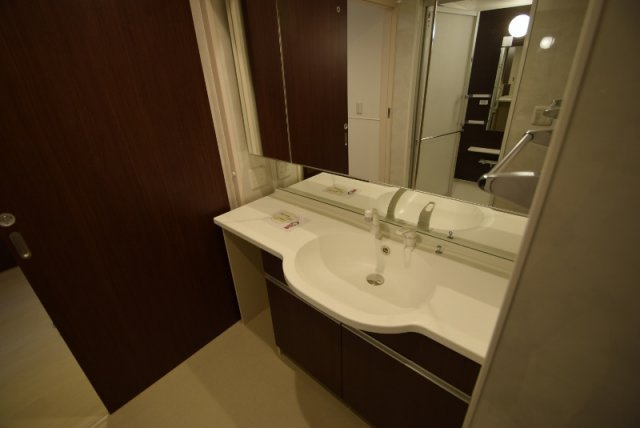 ＬＵＭＩＥＲＥの洗面所|大きな洗面台