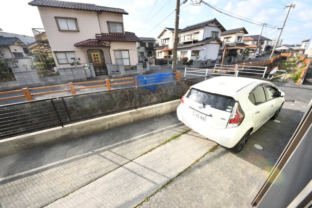 フィールド・イン湯川ⅢD棟の駐車場