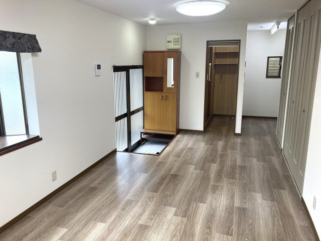 鈴蘭台北町2丁目テラスの居間・リビング|室内照明器具も完備