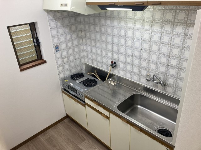 鈴蘭台北町2丁目テラスのキッチン|2口ガスコンログリル付きのキッチン