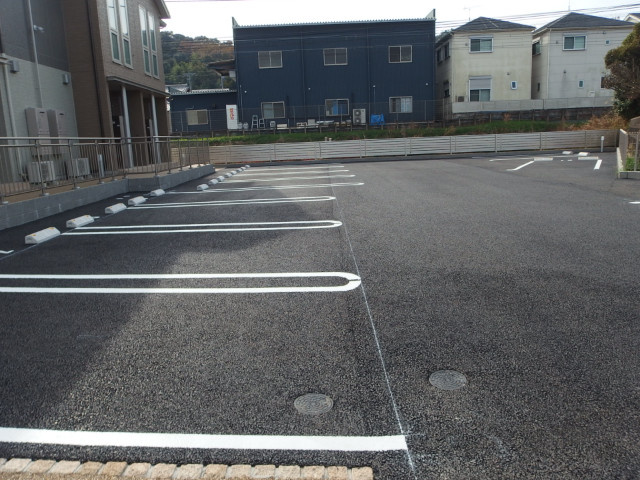 ラフィネ藤川の駐車場