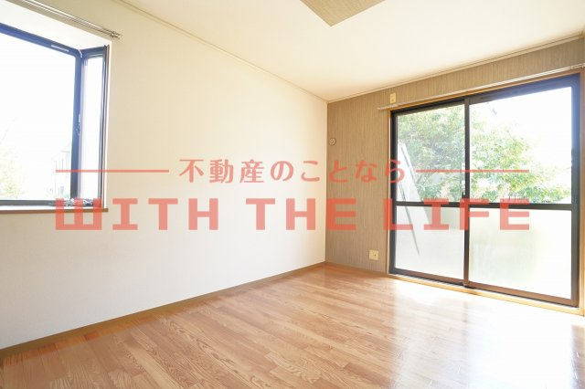 ネオポリス津福【キャッシュバック対象物件】の居間・リビング|こちらの居間で趣味の時間をお楽しみください