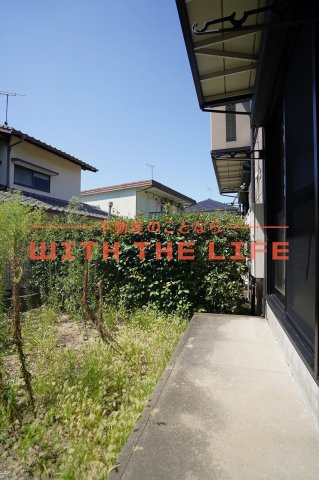 ネオポリス津福【キャッシュバック対象物件】のバルコニー|暖かな日差しのふりそそぐバルコニー