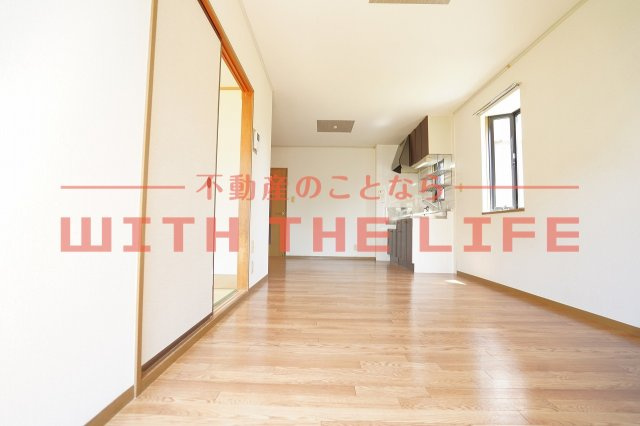 ネオポリス津福【キャッシュバック対象物件】の居間・リビング|居間です