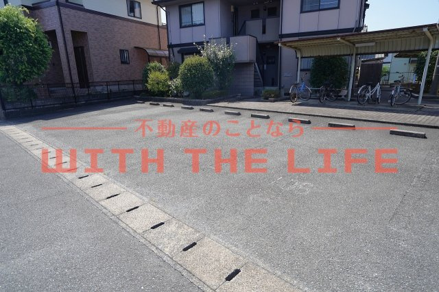 ネオポリス津福【キャッシュバック対象物件】の駐車場|駐車場があるので、車を買う予定の方も安心です