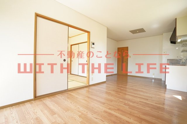 ネオポリス津福【キャッシュバック対象物件】の居間・リビング|リビングです