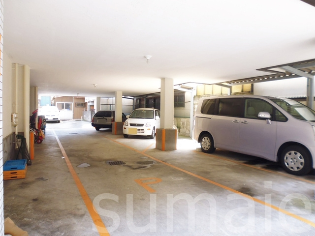 グレースハイムの駐車場|１階は駐車場があります☆