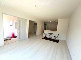 【居間・リビング】 | 各務原市川島小網町新築建売全4棟！お車スペース3台可能！長期優良住宅！耐震等級3・住宅性能評価書取得 | 各務原市川島小網町新築建売全4棟！お車スペース3台可能！長期優良住宅！耐震等級3・住宅性能評価書取得！