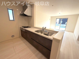 【キッチン】 | 各務原市川島小網町新築建売全4棟！お車スペース3台可能！長期優良住宅！耐震等級3・住宅性能評価書取得 | 各務原市川島小網町新築建売全4棟！お車スペース3台可能！長期優良住宅！耐震等級3・住宅性能評価書取得！