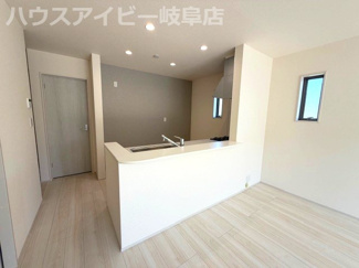 【居間・リビング】 | 各務原市川島小網町新築建売全4棟！お車スペース3台可能！長期優良住宅！耐震等級3・住宅性能評価書取得 | 各務原市川島小網町新築建売全4棟！お車スペース3台可能！長期優良住宅！耐震等級3・住宅性能評価書取得！