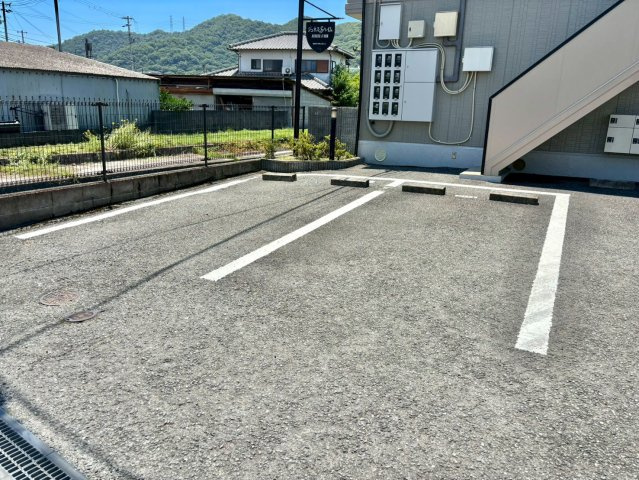 ジュネスSハイムの駐車場