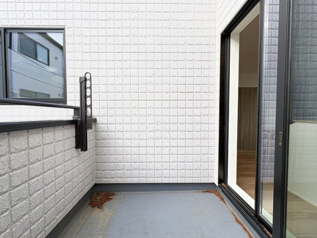 【バルコニー】 | 志木市幸町2丁目　中古一戸建住宅　(丸井志木店) | 現地（2026年4月）撮影／2Fバルコニー