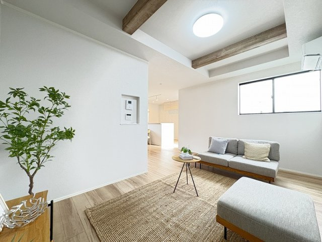 【居間・リビング】 | 志木市幸町2丁目　中古一戸建住宅　(丸井志木店) | 現地（2026年4月）撮影／LDK20帖のゆとりある空間、折り上げ天井でさらに広がる開放感