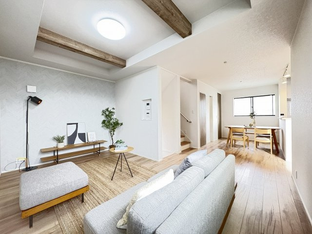 【居間・リビング】 | 志木市幸町2丁目　中古一戸建住宅　(丸井志木店) | 現地（2026年4月）撮影／リビングイン階段で、自然と家族が顔を合わせる住まい