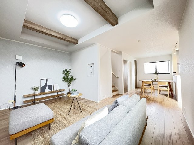 【居間・リビング】 | 志木市幸町2丁目　中古一戸建住宅　(丸井志木店) | 現地（2026年4月）撮影／リビングとダイニングが適度に分かれた、メリハリのある住まい
