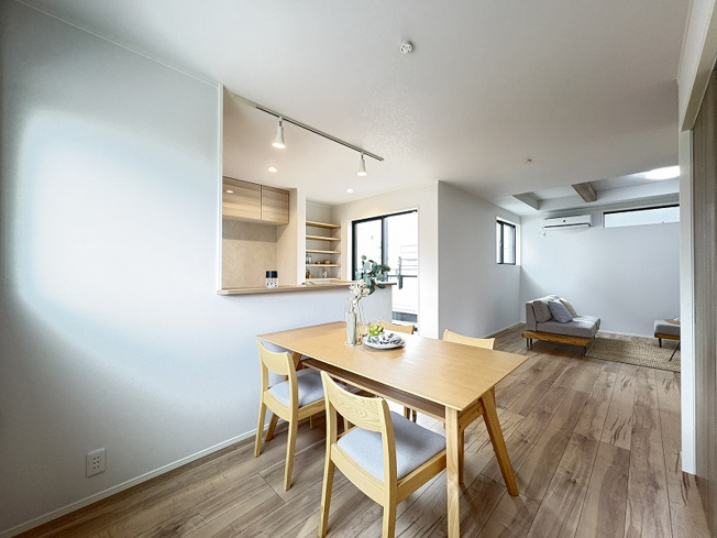 【ダイニング】 | 志木市幸町2丁目　中古一戸建住宅　(丸井志木店) | 現地（2026年4月）撮影／家族との会話が弾む対面キッチン