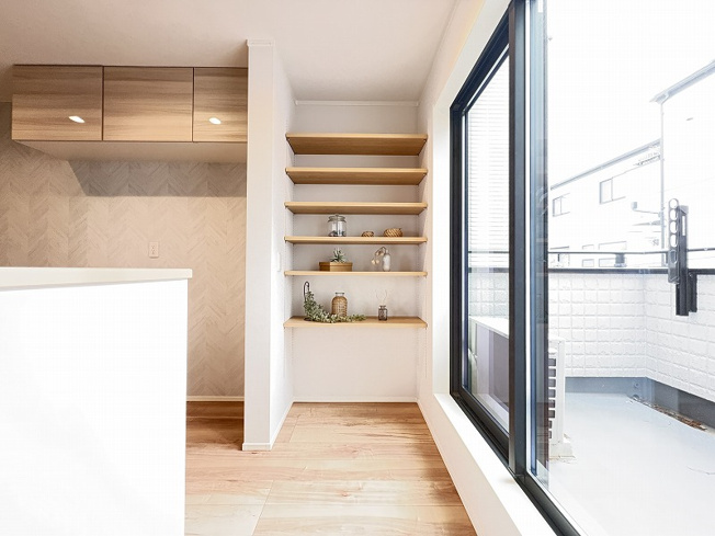 【収納】 | 志木市幸町2丁目　中古一戸建住宅　(丸井志木店) | 現地（2026年4月）撮影／収納力に優れたパントリー付きキッチン
