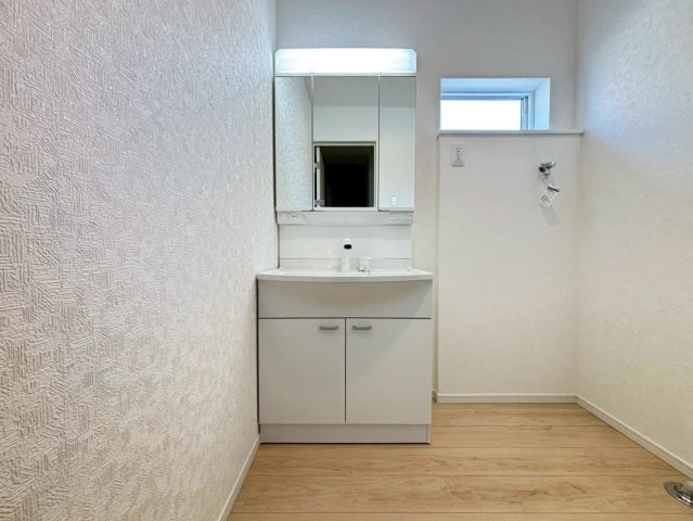 クワイエ　岐阜市菅生2丁目第5　全2区画分譲の独立洗面台|床材に受ける様々な傷や、温度・湿度変化による、クラックの発生を大幅に抑える特殊加工を施工済みです。
水栓はリフトアップできて両手が使えます。またハンドシャワーでも使えます。