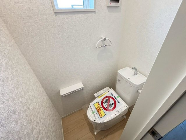 クワイエ　岐阜市菅生2丁目第5　全2区画分譲のトイレ|超表面平滑加工とイオンパワーの「セフィオンテクト」加工で、汚れが付きにくく落ちやすい仕様のトイレです。
またツイントルネード洗浄で少ない水でも前方の返し部分から後方部までしっかり洗浄できます！