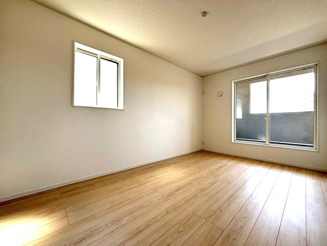 クワイエ　岐阜市菅生2丁目第5　全2区画分譲の寝室|全居室にたっぷり収納できる大型収納を設置。窓ガラスは、断熱性能や結露防止効果の高いペアガラスを採用！
高い断熱性と共にガラス面の結露対策にも効果を発揮し湿気によるカビの発生を抑止します。