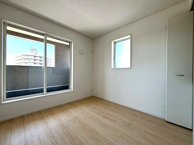 クワイエ　岐阜市菅生2丁目第5　全2区画分譲の洋室|建具やクロスなどをトータルデザインでコーディネートしており、室内に落ち着きと安らぎを与えてくれます。
全居室収納付き！寝室やお子様のお部屋がスッキリ片付きます。