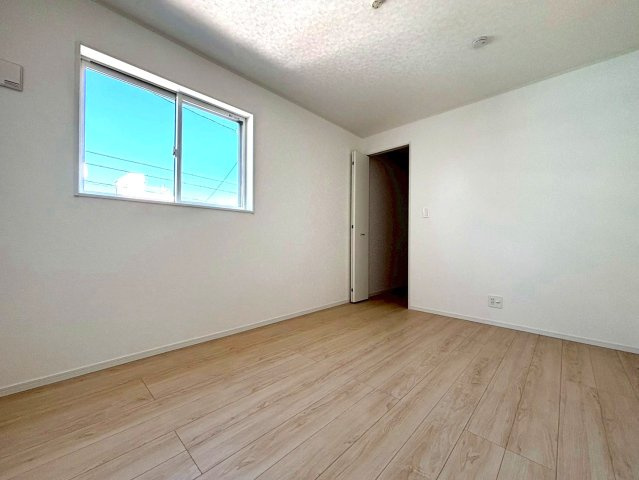 クワイエ　岐阜市菅生2丁目第5　全2区画分譲の洋室|建具やクロスなどをトータルデザインでコーディネートしており、室内に落ち着きと安らぎを与えてくれます。
全居室収納付き！寝室やお子様のお部屋がスッキリ片付きます。