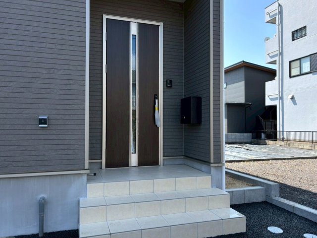 クワイエ　岐阜市菅生2丁目第5　全2区画分譲の玄関|玄関ドアの取手ハンドル部分にセンサーがついて、カードタイプ・シールタイプのキーで施錠が可能で便利です。
お買い物の荷物で手が塞がっていても、楽々開錠できます。毎日の外出前の時間も短縮されて快適です！