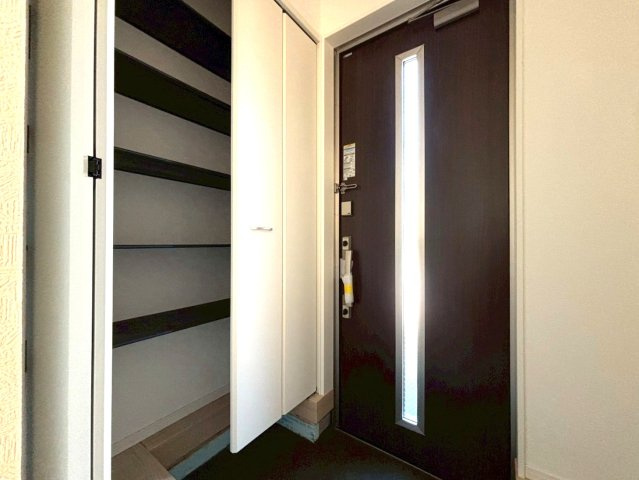 クワイエ　岐阜市菅生2丁目第5　全2区画分譲の玄関|大容量のシューズ収納付きで玄関周りもすっきり！玄関ドアからの光が玄関ホールを明るくしてくれます。