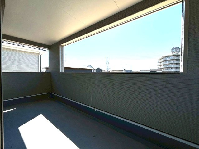 クワイエ　岐阜市菅生2丁目第5　全2区画分譲のバルコニー|バルコニーは南向きで洗濯物もよく乾きます！強度と表面積硬度を持つFPRで防水しています。