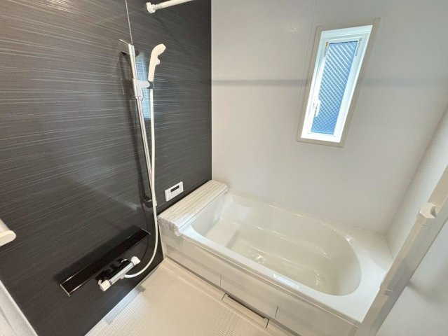 クワイエ　岐阜市菅生2丁目第5　全2区画分譲の浴室|保温浴槽使用で４時間たっても浴槽の湯温低下はわずか約2.5度の省エネ仕様です。【暖房換気乾燥機】付き！
サイドブロー機能を備えた省エネ衣類乾燥機です。窓付きの明るく清潔な空間でゆったりバスタイムを！