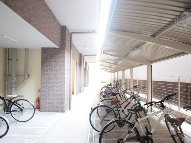 レオンコンフォート難波の駐車場