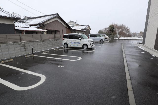 エストレヤの駐車場