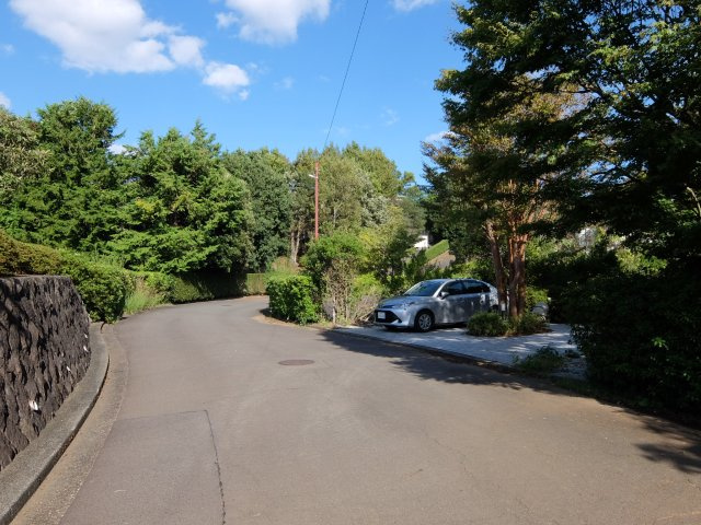 伊東市　伊豆急東大室台の前面道路含む現地写真