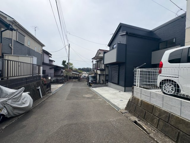瀬谷区中屋敷1丁目新築戸建/カースペース2台/南側道路/陽当り良好の前面道路含む現地写真