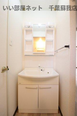 ファーストターフ鎌取　Ｂの洗面所|明るい洗面所です