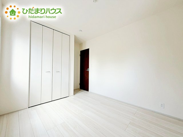【洋室】 | ひたちなか市八幡町2期　新築戸建 | 白を基調とした明るく爽やかな子ども室。自分の時間に集中できる、落ち着きのある居室です。学習机やベッドなどの家具もゆとりを持って配置できます。