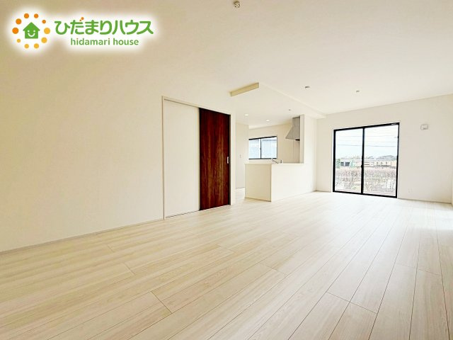 【居間・リビング】 | ひたちなか市八幡町2期　新築戸建 | 開放感あるLDKを確保！家族が集まるリビングはゆったり過ごしリフレッシュする場として居心地の良い空間にしたいですね。