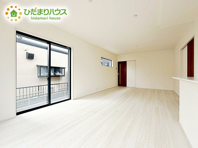 【居間・リビング】 | ひたちなか市八幡町2期　新築戸建 | ホワイトを基調としたLDKは、明るく上品な心地よさを演出してくれます。空間に広がりをもたらし、より一層広く感じさせてくれます。