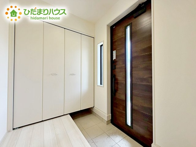 【玄関】 | ひたちなか市八幡町2期　新築戸建 | 天井まであるシューズボックスは、家族全員の靴が入るため、散らかりがちな玄関もスッキリ片付きますね。