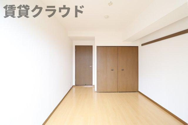 オーシャンビュー壱番館の寝室|広くて明るい寝室