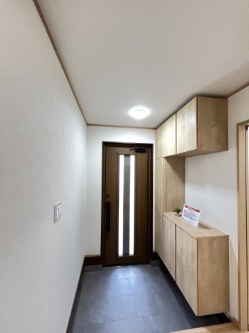 香芝市旭ヶ丘5丁目の玄関|収納もある明るい玄関です