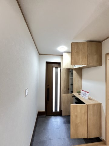 香芝市旭ヶ丘5丁目の玄関|大容量収納できるシューズボックス付き