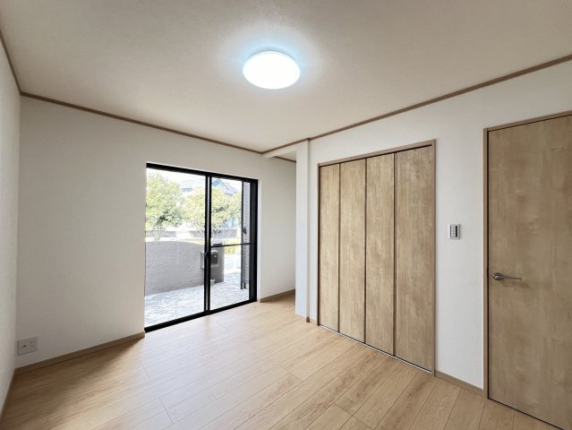 香芝市旭ヶ丘5丁目の洋室|１階：明るい洋室です　リビング横6.5帖です