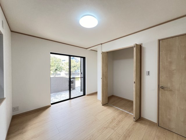 香芝市旭ヶ丘5丁目の洋室|１階：明るい洋室です　6.5帖クローゼット付きです