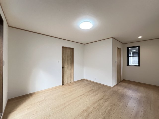 香芝市旭ヶ丘5丁目の寝室|広くて明るい寝室１０帖です