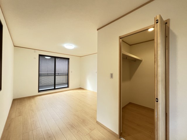 香芝市旭ヶ丘5丁目の寝室|広くて明るい寝室１０帖です　ウォークインクローゼット有