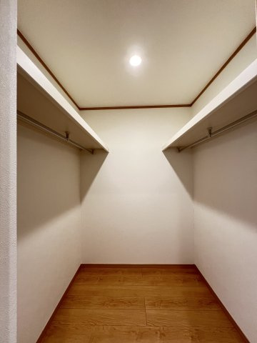 香芝市旭ヶ丘5丁目の寝室|寝室ウォークインクローゼットです