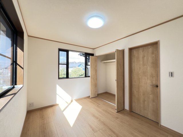 香芝市旭ヶ丘5丁目の洋室|落ち着いた色調の洋室６帖です　クローゼット付き